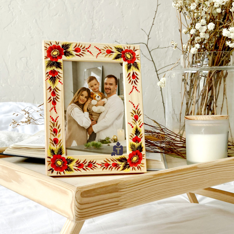 dereviannaia-foto-ramka-dlia-foto-10x15-sm-s-krasnymi-makami-rucnaia-rospis_58332.jpg